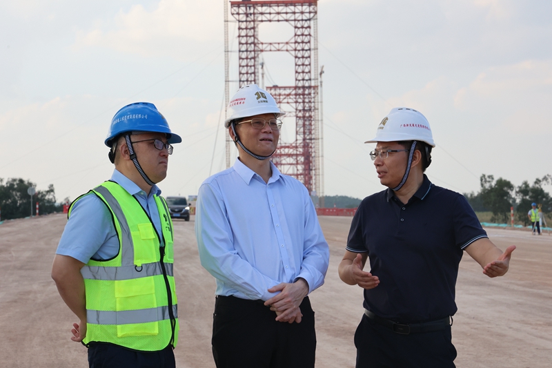 周善雄(中)在武忻高速建設(shè)現(xiàn)場(chǎng)調(diào)研.jpg